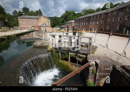 Die Mühle-Hof in Cromford Mills in der Nähe von Matlock mit Blick auf den Wasserlauf und Mühle Gebäuden, Derbyshire, England UK Stockfoto