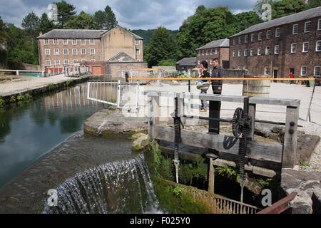 Die Mühle-Hof in Cromford Mills in der Nähe von Matlock mit Blick auf den Wasserlauf und Mühle Gebäuden, Derbyshire, England UK Stockfoto