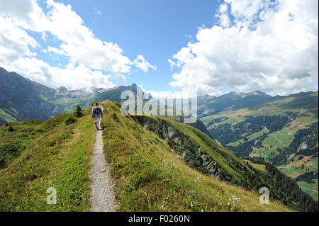 Wanderer auf der Glaser Grat in den Schweizer Alpen Kantons Graubündens. Stockfoto