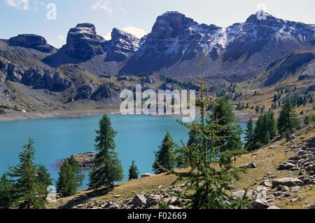 Allos See, Mercantour Nationalpark (Parc National du Mercantour), Frankreich. Stockfoto