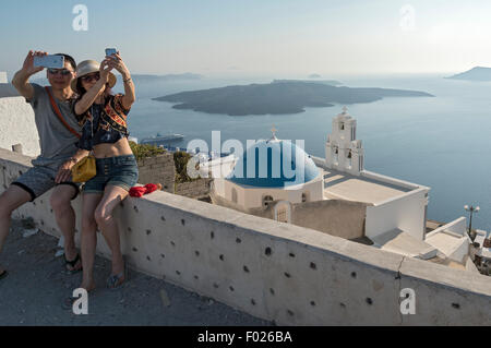 Touristen nehmen Selfie in der Nähe von Firostefani Kirche, Santorini, Griechenland Stockfoto