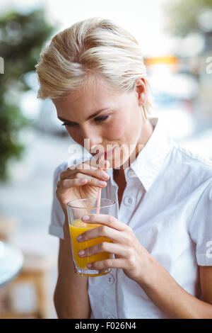 Junge Frau mit Glas Orangensaft Stockfoto