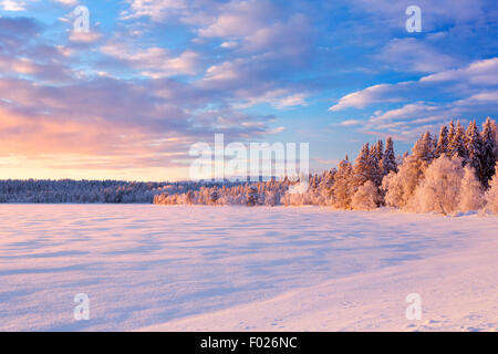 Ein schöner See in Finnisch-Lappland im Winter. Am Äijäjärvi fotografiert bei Sonnenuntergang. Stockfoto