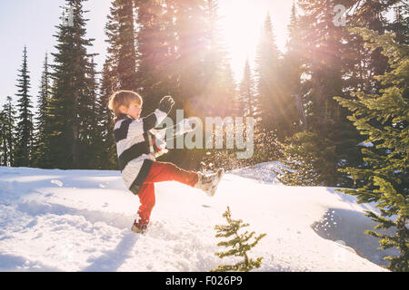 Schnee in der Luft treten junge Stockfoto