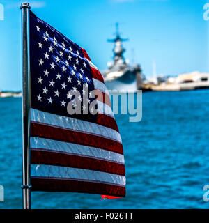 Amerikanische Flagge im Wind mit Marine Schiff im Hintergrund, Hawaii Stockfoto