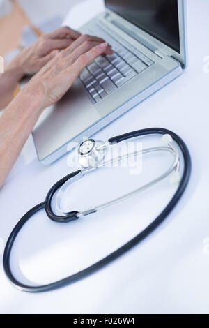 Nahaufnahme der Ärztin mit laptop Stockfoto