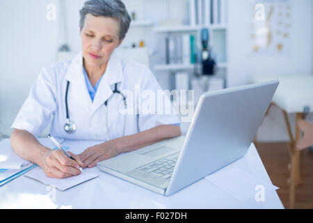 Ärztin, schreiben auf Papier Stockfoto