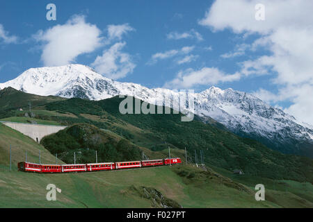 Glacier Express Zug der Rhätischen Bahn (UNESCO-Welterbe, 2008), Andermatt, Kanton Uri, Schweiz. Stockfoto