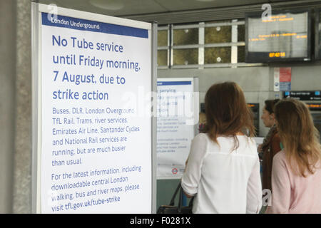 London, UK. 6. August 2015. Lonodners gesehen am Bahnhof Stratford war offen für Overground und DLR Dienstleistungen. Eine zusätzliche 250 Busse, darunter alte Routemaster-Busse wurden auf den Straßen wie die Nacht, die das Rohr Rohr streiken eine 24-Stunden Service Zeile herunterfährt. Londoner U-Bahn Streik der Gewerkschaften zum zweiten Mal in einem Monat. Foto: Credit: David Mbiyu/Alamy Live-Nachrichten Stockfoto