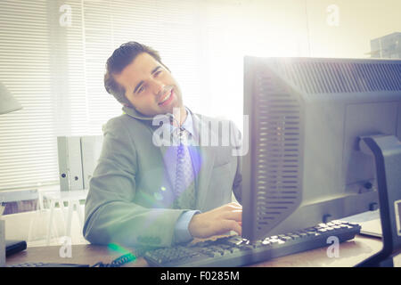 Geschäftsmann mit Anruf mit seinem computer Stockfoto