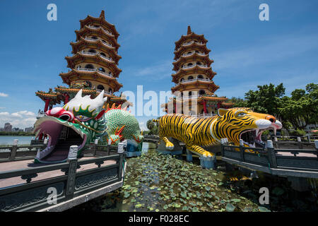 Drachen und Tiger Pagoden am Lotus-See in Kaohsiung City, Taiwan Stockfoto