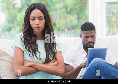 Verärgert Frau von Partner ignoriert Stockfoto