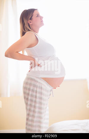 Nachdenkliche schwangere Frau wegschauen Stockfoto