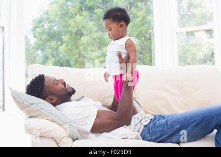 Glücklicher Vater mit Baby Girl auf couch Stockfoto