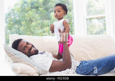 Glücklicher Vater mit Baby Girl auf couch Stockfoto