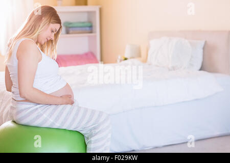 Schwangere Frau in Form halten Stockfoto