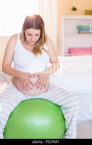 Schwangere Frau in Form halten Stockfoto