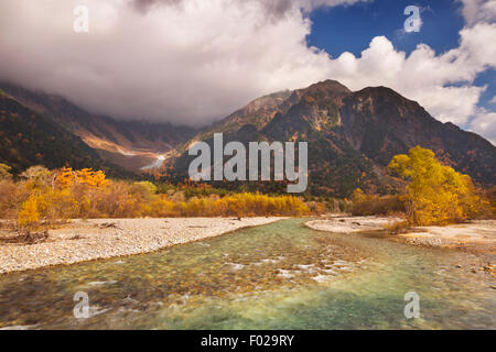 Herbstfärbung entlang des Azusa-Flusses in Kamikochi National Park (上高地) in Japan. Stockfoto