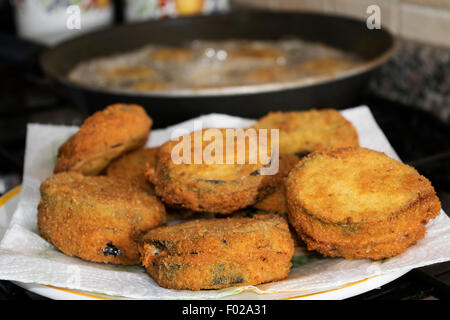 Auberginen in einer Kutsche oder Auberginen in Carrozza gebratene Eggplantase mit Mozzarella-Füllung Stockfoto