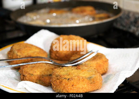 Auberginen in einer Kutsche oder Auberginen in Carrozza gebratene Eggplantase mit Mozzarella-Füllung Stockfoto