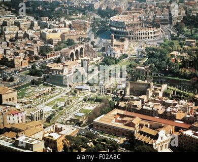 Luftaufnahme des Forum Romanum und Flavian Amphitheater Kolosseum in Rom (UNESCO World Heritage List, 1980, 1990) - Region Latium, Italien Stockfoto