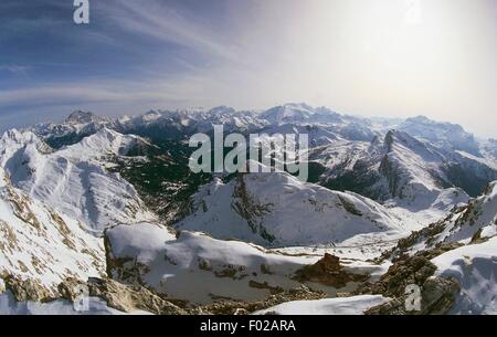 Anzeigen von Pelmo, Civetta und Marmolada von Piccolo Lagazuoi in Richtung Süden, Dolomiten (UNESCO-Welterbe, 2009), Veneto, Italien. Stockfoto