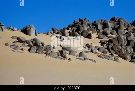 Sand und Felsen an der Grenze zwischen der Tassili n ' Ajjer und Erg Amer, Wüste Sahara, Algerien. Stockfoto