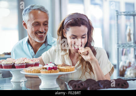 Süßes Paar Blick auf Gebäck Stockfoto