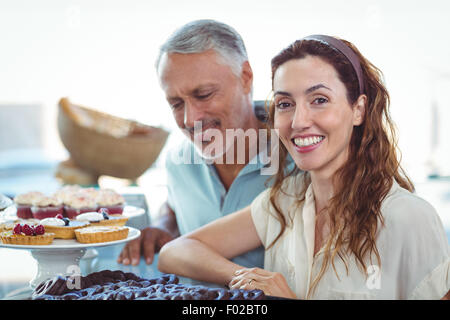 Süßes Paar Blick auf Gebäck Stockfoto