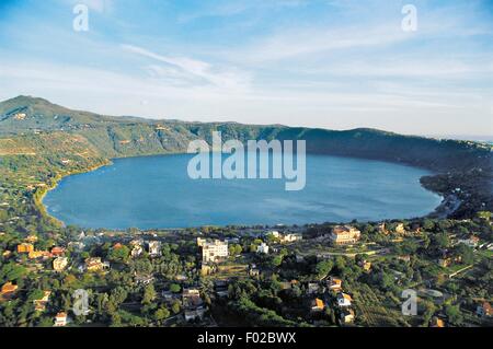 Luftaufnahme von Castel Gandolfo, Lago Albano und den Albaner Bergen, Lazio, Italien. Stockfoto