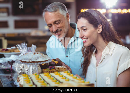 Süßes Paar Blick auf Kuchen Stockfoto