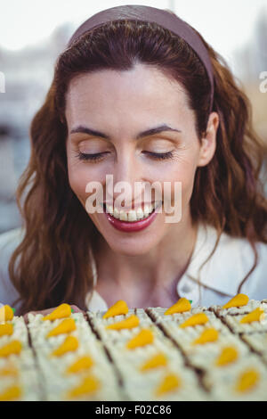 Hübsche Brünette Blick auf Gebäck Stockfoto