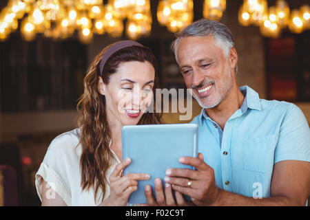Brautpaar mit Tablet zusammen Stockfoto