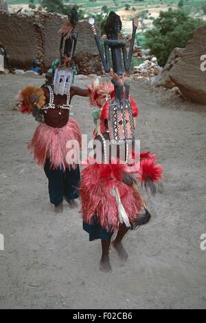 Dogon Tänzer das Dama Ritual tanzen tragende Kanaga Masken, Mali. Stockfoto