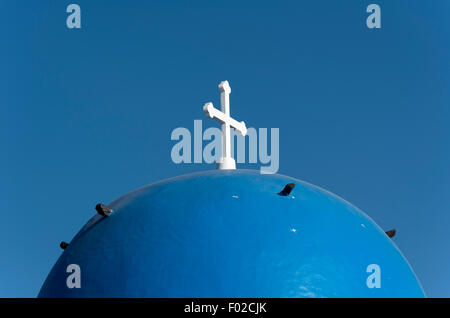 Nahaufnahme der blauen Kuppel der Kirche St. Gerasimos in Firostefani, Santorin, Griechenland Stockfoto