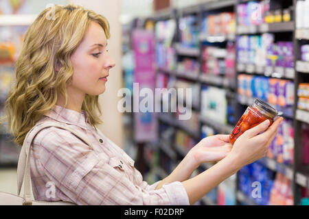 Seitenansicht einer hübsche blonde Frau, Blick auf ein Glas Stockfoto