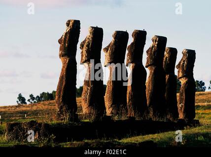 Sieben Moai (anthropomorphe Monolith Bildhauerei), Ahu Akivi, Rapa Nui Nationalpark (UNESCO-Welterbe, 1995), Osterinsel, Chile. Stockfoto