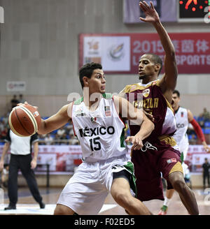 Qingyuan, chinesischen Provinz Guangdong. 6. August 2015. Jose Estrada (L) von Mexiko steuert den Ball während des Spiels gegen Venezuela Stankovic Continental Cup 2015 in Qingyuan, Süd-China Guangdong Provinz, 6. August 2015. Mexiko gewann 78-59. Bildnachweis: Liang Xu/Xinhua/Alamy Live-Nachrichten Stockfoto