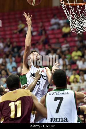 Qingyuan, chinesischen Provinz Guangdong. 6. August 2015. Joaquin Villanueva (oben) von Mexiko steigt für ein Shooting während des Spiels gegen Venezuela Stankovic Continental Cup 2015 in Qingyuan, Süd-China Guangdong Provinz, 6. August 2015. Mexiko gewann 78-59. Bildnachweis: Liang Xu/Xinhua/Alamy Live-Nachrichten Stockfoto