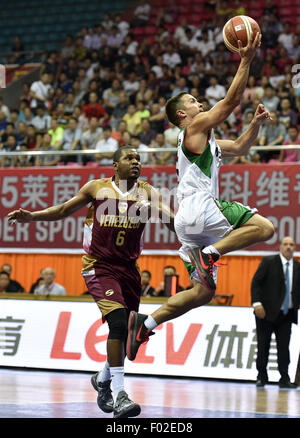 Qingyuan, chinesischen Provinz Guangdong. 6. August 2015. Brody Manjarres (R) von Mexiko steigt für ein Shooting während des Spiels gegen Venezuela Stankovic Continental Cup 2015 in Qingyuan, Süd-China Guangdong Provinz, 6. August 2015. Mexiko gewann 78-59. Bildnachweis: Liang Xu/Xinhua/Alamy Live-Nachrichten Stockfoto