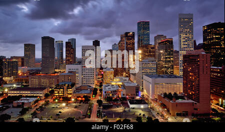 Beleuchtete hohe Aufstieg Gebäude in der Nacht, Houston, USA Stockfoto