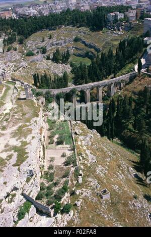 Luftbild des römischen Aquädukts in Gravina in Puglia - Provinz Bari, Apulien Region, Italien Stockfoto