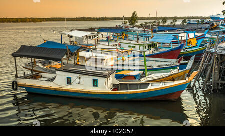 Boote vertäut am Dock, Belitung Island, Indonesien Stockfoto