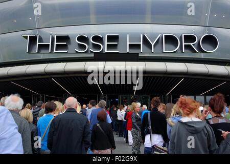 Gönner, die Schlange, um die SSE Hydro-Haupteingang geben für ein Konzert in Glasgow, Schottland, Europa Stockfoto