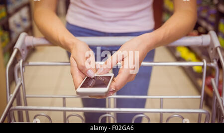 Nahaufnahme der Frau mit smartphone Stockfoto