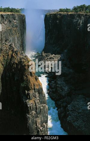 Viktoriafälle (UNESCO World Heritage List, 1989), auf dem Sambesi-Fluss als es fließt durch eine tiefe Schlucht an der Grenze zwischen Sambia und Simbabwe. Stockfoto