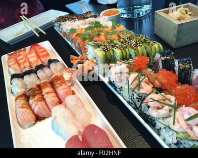 Sushi-Auswahl mit Nigiri und kalifornischen Maki-Brötchen Stockfoto