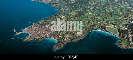 Luftaufnahme von Calasetta auf der Insel Sant'Antioco - Provinz von Cagliari, Sardinien, Italien. Stockfoto