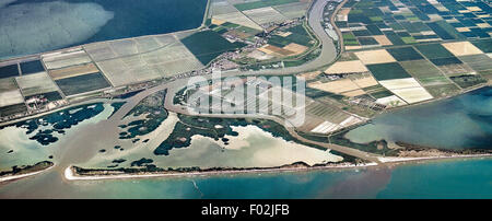 Luftaufnahme des Po-Deltas (Mündung des Po Flusses), in der Nähe von Meeresmündung, Frazione von Porto Tolle - Region Provinz Rovigo, Venetien, Italien. Stockfoto