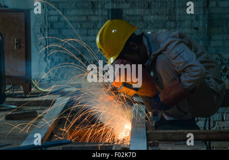 Yueyang, Chinas Hunan Provinz. 6. August 2015. Elektriker von State Grid Hunan Electric Power Company arbeitet auf der Baustelle einer Umspannstation in Yueyang, Zentral-China Provinz Hunan, 6. August 2015. Die Stadt wurde unter konstanter Hitze in den letzten Tagen mit mehr als 35 Grad celsius Grad Höchsttemperatur. © Bai Yu/Xinhua/Alamy Live-Nachrichten Stockfoto